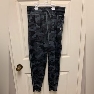 Senita Athletics Weekend Joggers, Black Camo, M